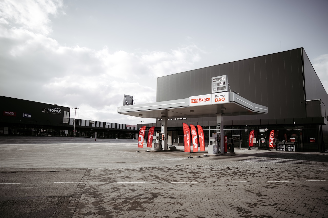 Stacja paliw BAQ - widok z zewnątrz