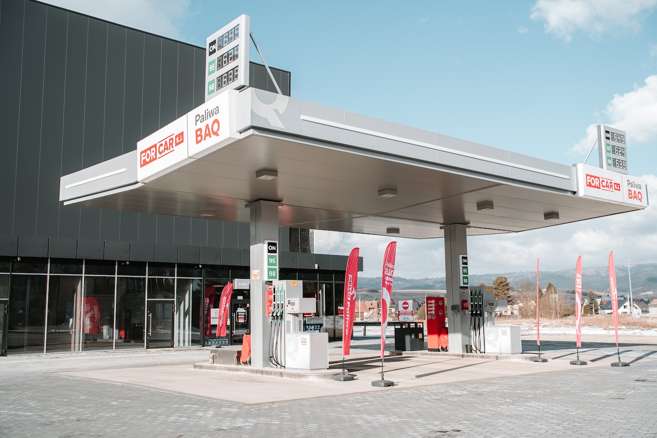 Stacja paliw BAQ - widok z zewnątrz